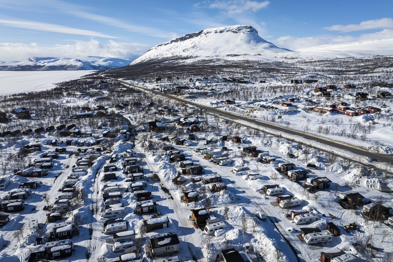 Pääsiäisen aikaan Kilpisjärven asukasluku moninkertaistuu, minkä perässä ei kunnan vesi-infrastruktuuri ole pysynyt. Paineenkorotusaseman myötä vesi ei loppunut tänä pääsiäisenä, ja seuraavaksi tositestissä ollaan vain kaksi kalaa -pilkkikisojen aikaan.