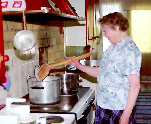 Kahdeksan tuntia. Ylivieskalainen Rauha Sipilä hääräsi juhannuksen 1996 alla hellan ääressä kahdeksan tuntia, ennen kuin punainen hera oli valmista.