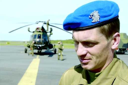 Hetkeä ennen ylilentoa. Yliluutnantti Jari Hjerppe käy helikopterilaivueen kanssa läpi ylilennon muodostelman ja ajoituksen.