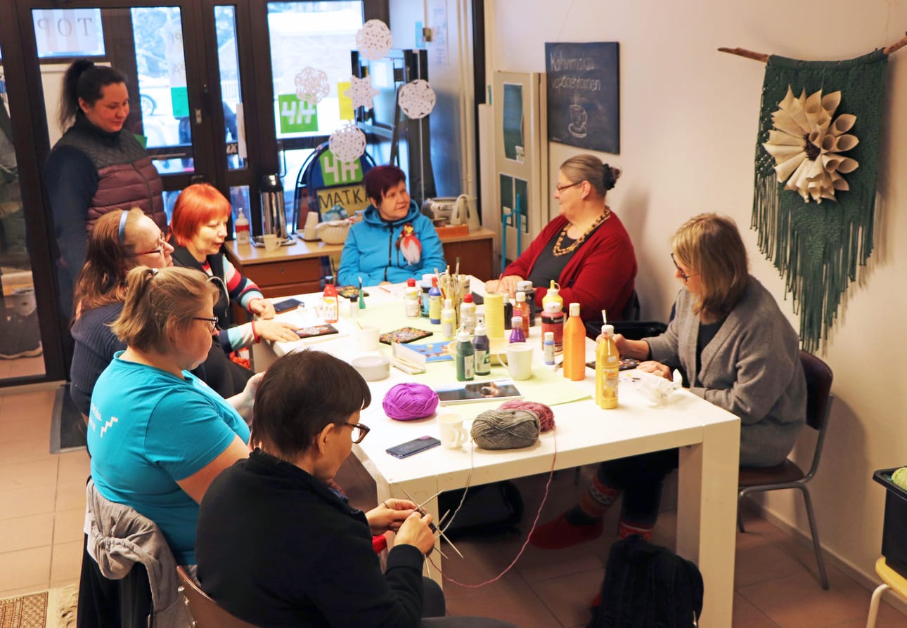 Hyvinvointiryhmän jäsenet tekevät mielellään käsitöitä Topi-tuvalla. Heidän tekemiään tuotteita on myynnissä myymälässä.