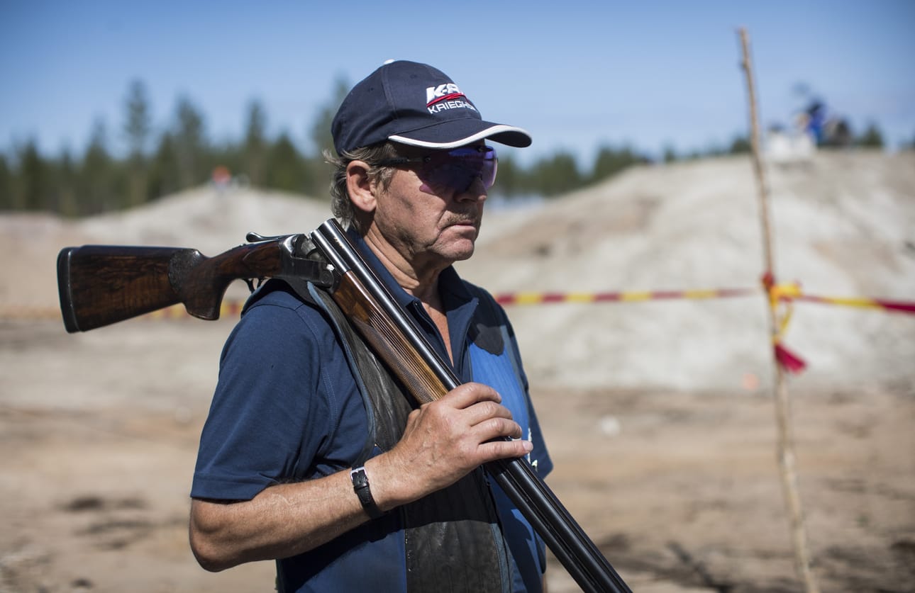 Rune Sundqvist odottaa ampumisvuoroaan. Hän on harrastanut ampumaurheilua jo 60 vuotta.