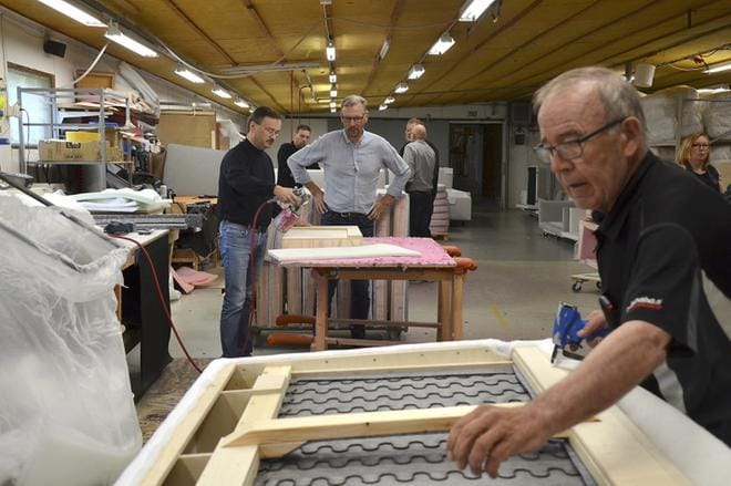 Hakola Huonekalun verhoiluosastolla kokoavat huonekaluja muun muassa Hannu Korpi-Kaija (etualalla) ja Jari Soinila (vasemmalla). Jari Hakola (oikealla) toivoo, että heidän rinnalleen löytyisi uusia, nuoria tekijöitä kasvamaan mukaan porukkaan. KUVA: JAANA ALA-LAHTI