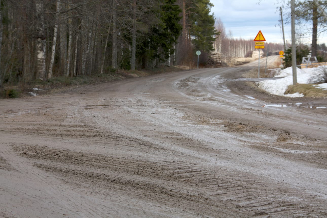 Kelirikkoaika koettelee sorateitä. Yleisten teiden hoidosta vastaavat tekevät voitavansa, sään niin salliessa, märimpiin paikkoihin mursketta ajaen ja koloja tasoitellen. Kuva: Sari Junnonaho