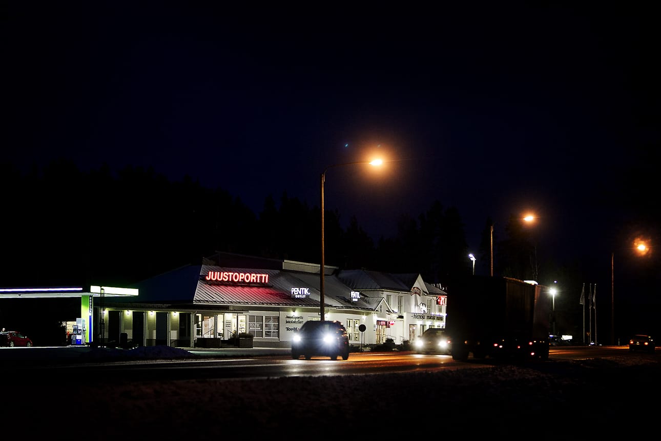Kolmostien liikenteen turvallisuutta Jalasjärvellä parannetaan kesän aikana, kun Juustoportin liittymään rakennetaan omat kaistat kääntyville ajoneuvoille. Arkistokuva.