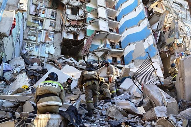 Venäjän hätätilanneministeriön joukot raivaavat kerrostalon raunioita Magnitogorskissa etsien eloon jääneitä. KUVA: EMERGENCY SITUATIONS MINISTRY HANDOUT