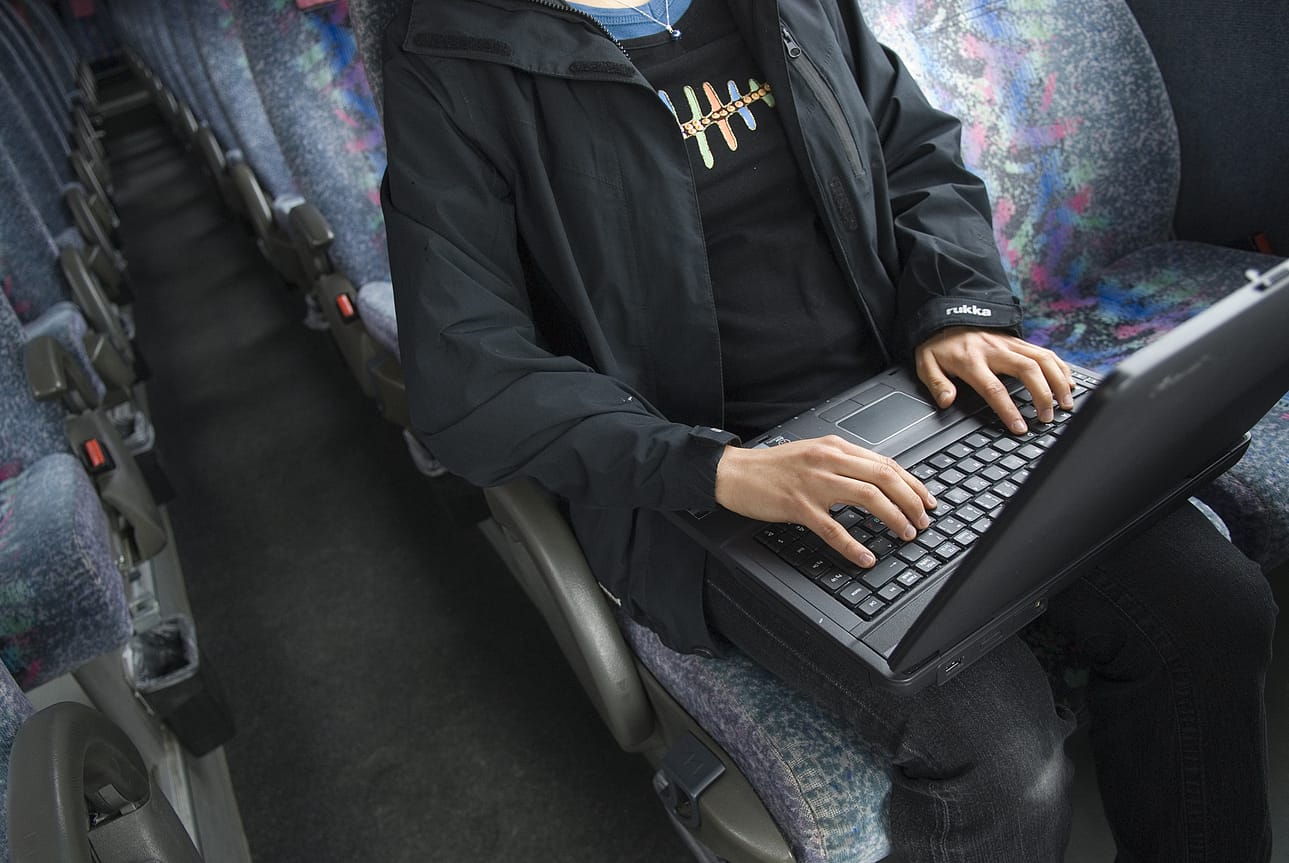 Yhä useammalla on mahdollisuus käyttää työmatkansa työntekoon junissa ja busseissa.