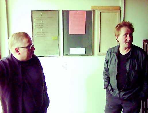 Tyhjä nimitaulu. Pertti Rönkkö (vas.) luovutti koipussitalon avaimet Teatteri Retikan Eero Schroderukselle, sillä talossa esitetään teatteria marraskuussa. Samalla on asuntoesittelyjä.