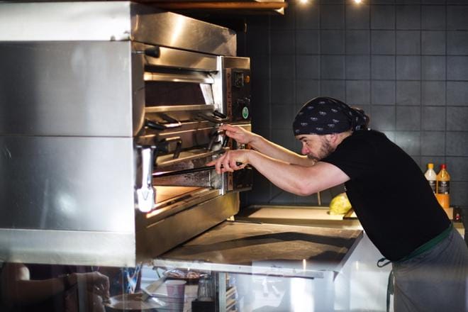 Vaasalainen yrittäjä Rami Kangas paistoi pizzaa marraskuussa 2017, kun Kotipizzan toiminta täytti 30 vuotta. KUVA: JARNO PELLINEN