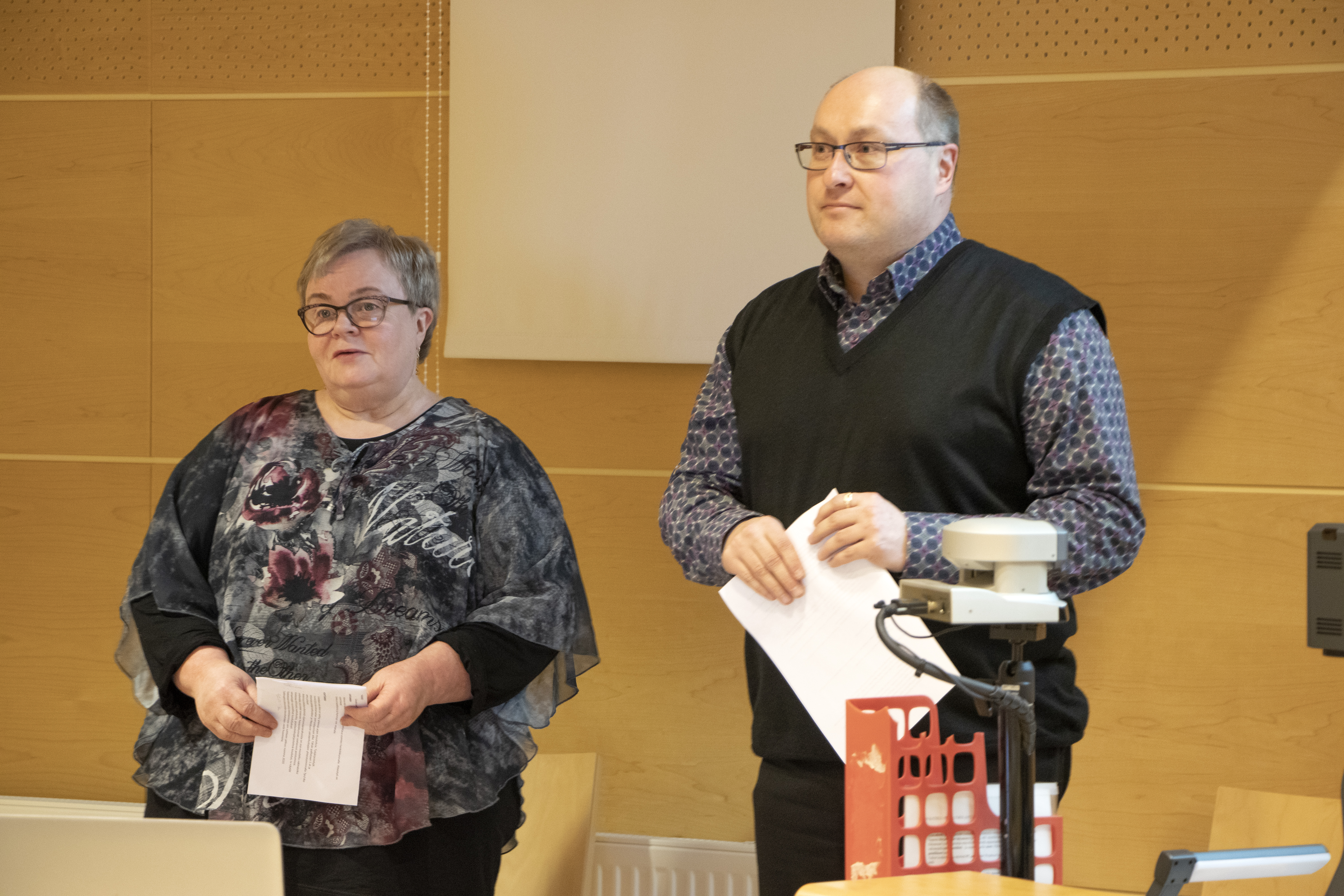 Pyhännän valtuusto kutsui vuoden viimeiseen kokoukseen sotepiiri Helmen sosiaali- ja vanhuspuolen työntekijöitä kertomaan, miten uudistusten vuosi on mennyt. Selontekoa kotihoito- ja asumispalveluista antamassa palveluesimies Helena Paakki sekä hoito- ja hoivapalvelupäällikkö Marko Niiranen.