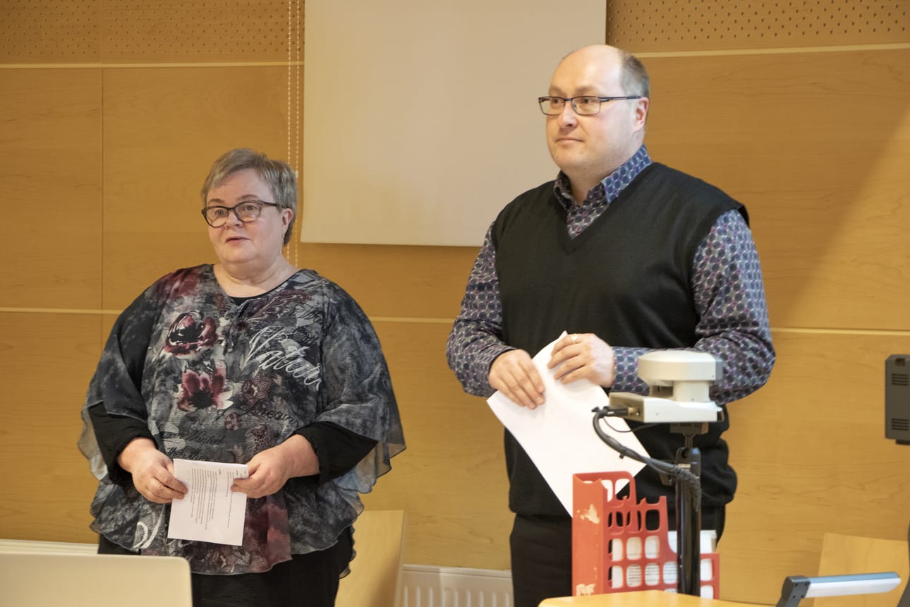 Pyhännän valtuusto kutsui vuoden viimeiseen kokoukseen sotepiiri Helmen sosiaali- ja vanhuspuolen työntekijöitä kertomaan, miten uudistusten vuosi on mennyt. Selontekoa kotihoito- ja asumispalveluista antamassa palveluesimies Helena Paakki sekä hoito- ja hoivapalvelupäällikkö Marko Niiranen.