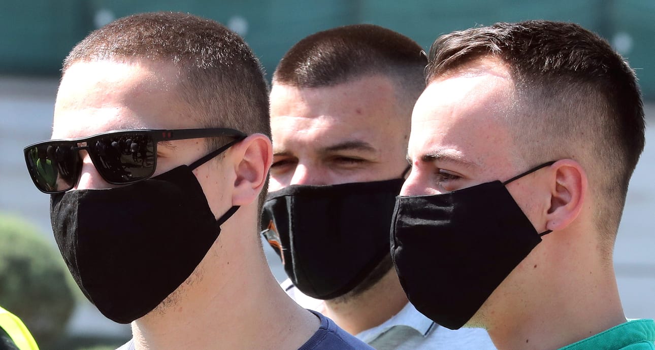 Kasvomaskien käyttö on herättänyt Suomessa ajoittain voimakastakin keskustelua. Kuvassa kasvomaskiin pukeutuneita ihmisiä Bosnia-Hertsegovinassa.