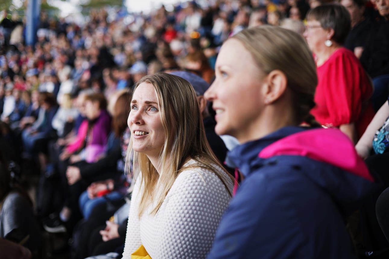 Minna Kangastupa ja Susanne Ylinen ovat saaneet hyvät katsomopaikat Kitron stadionin yläpenkeiltä.