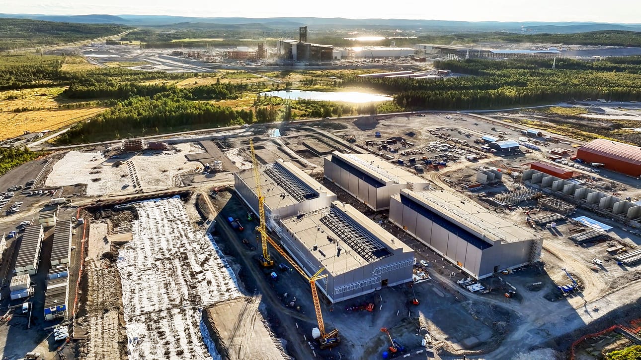 Bodenin vihreän terästehtaan ja sen vetylaitoksen työmaat näkyvät viime kesänä otetussa ilmakuvassa.