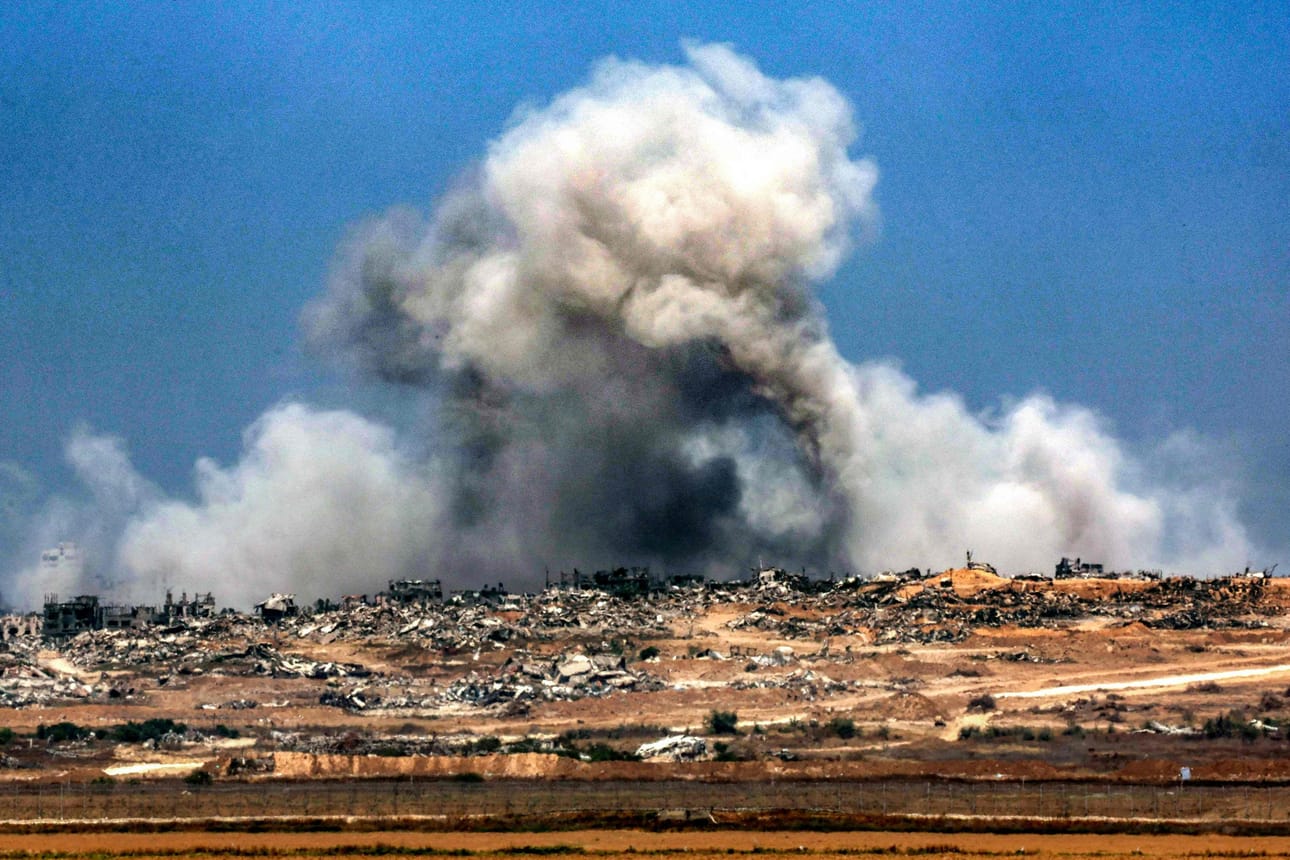 Savu nousi Israelin pommituksen jäljiltä Gazassa torstaina. Lehtikuva/AFP
