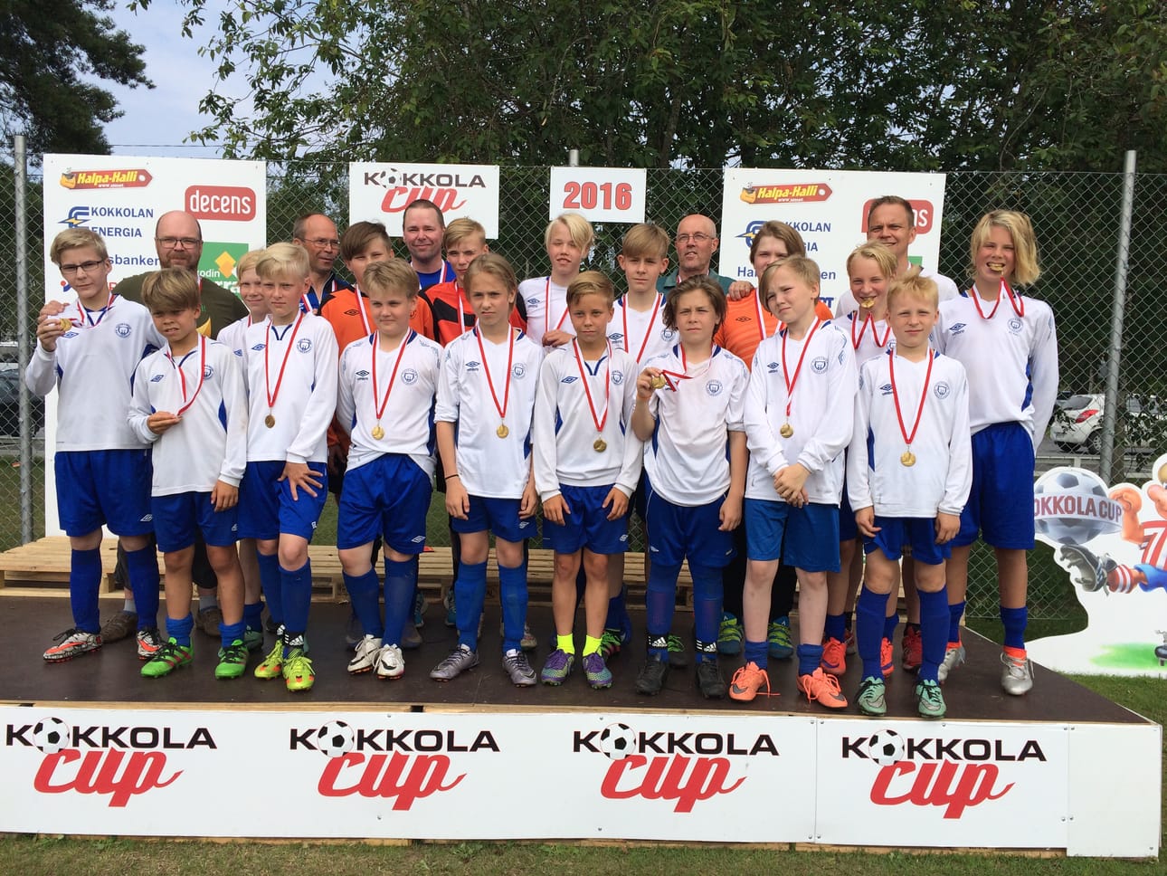 PaKa -03 Kokkola-cupissa: Jesse Tyni (edessä vas.), Joni Kivijärvi, Jere Vähäkuopus, Jani Hietala, Arttu Tyni, Niko Kivijärvi, Jaakko Meriläinen, Onni Niskala, Otto Karjalainen. Takarivi: Petri Kämäräinen (fysioterapeutti), Anssi Tervo, Timo Pitkänen (valmentaja), Kalle Kulmala (mv), Sami Vähäkuopus (valmentaja), Severi Määttä (mv), Henri Pitkänen, Iikka Meriläinen, Kari Järvinen (valmentaja), Konsta Kämäräinen (mv), Eelis Karjalainen, Pertti Kivijärvi (joukkueenjohtaja), Jasper Pikkuhookana.