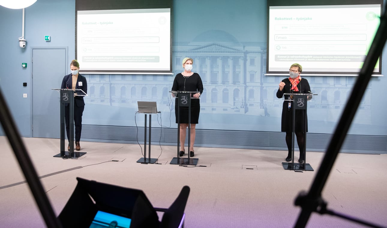 Tuija Kumpulainen (oik.), Mia Kontio ja Leena Turpeinen kertoivat Suomen rokotusstrategiasta ja rokotteiden saatavuudesta tiistaina.