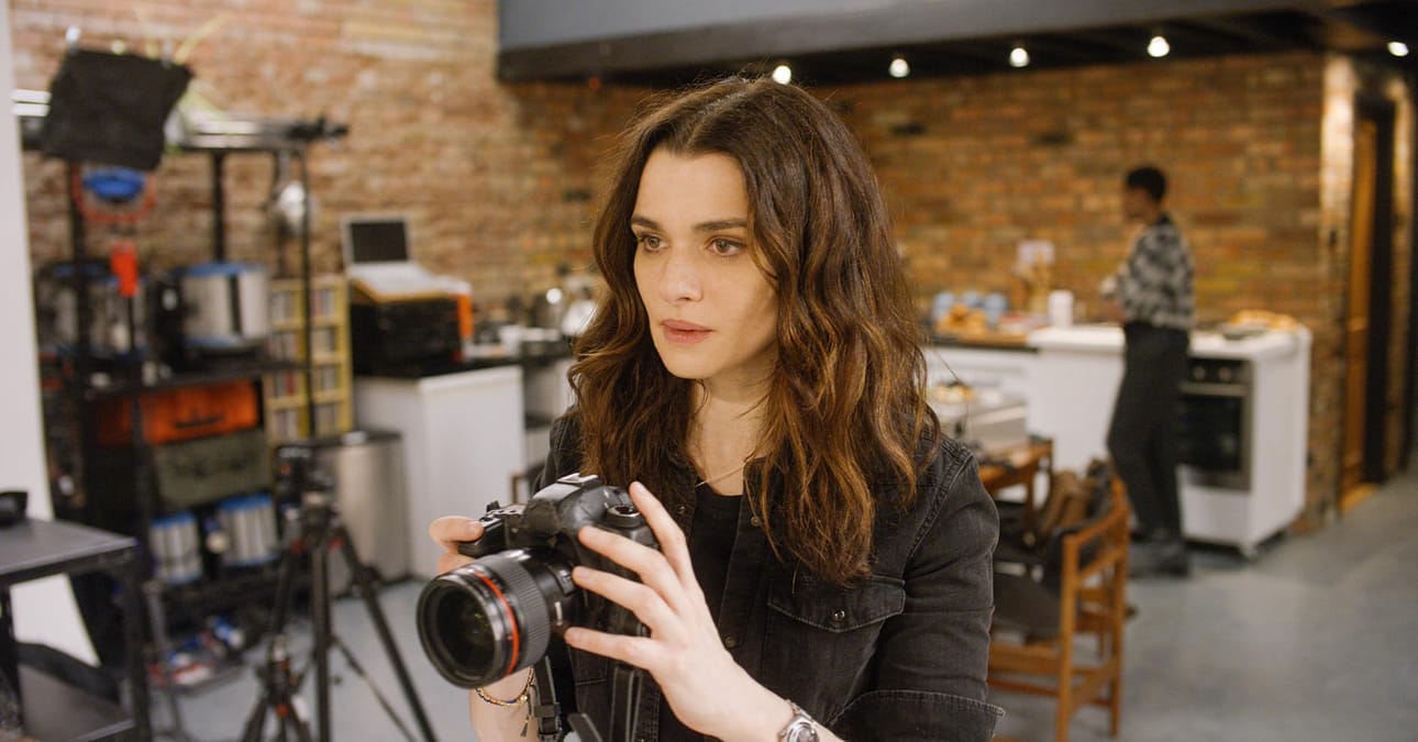 Elokuvassa Tottelemattomuus valokuvaajan uraa tehnyt Ronit (Rachel Weisz) palaa Lontoon ortodoksijuutalaiseen yhteisöön, joka on torjunut hänet nuoruuden ihastuksen vuoksi.