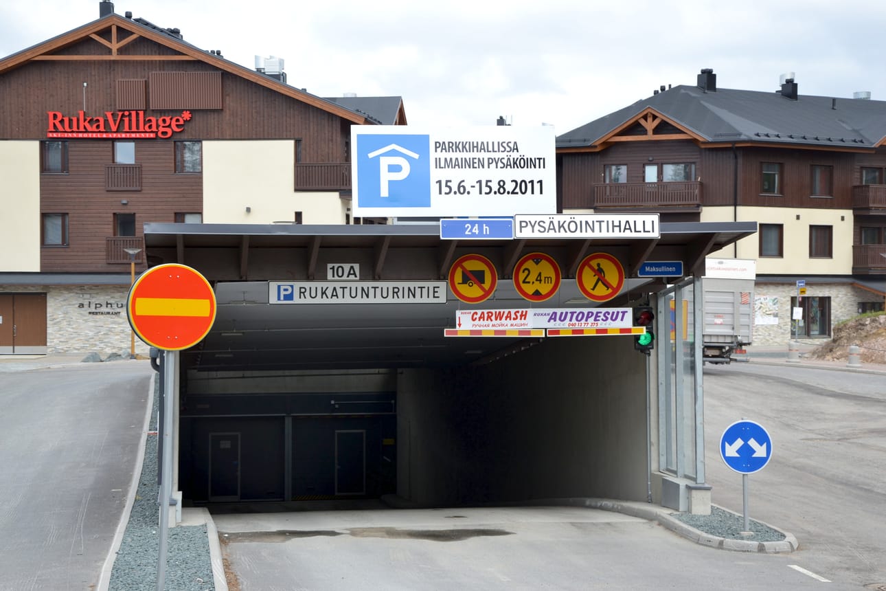 Rukan pysäköintihalliin voi elokuun 15. päivään saakka pysäköidä autonsa maksutta.