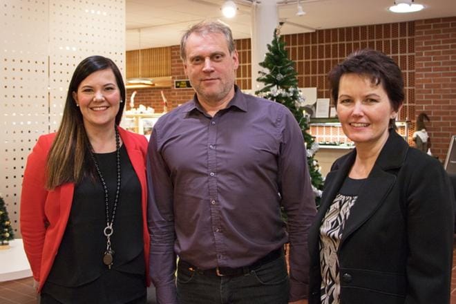 Kauhajoen alijäämään tartutaan tulevaisuuteen suuntaavalla kasvustrategialla. Kaupunginjohtaja Linda Leinonen, kaupunginhallituksen puheenjohtaja Heikki Santala ja talouspäällikkö Anne Alavillamo esittelivät kaupungin budjettia. KUVA: AUNE WARONEN