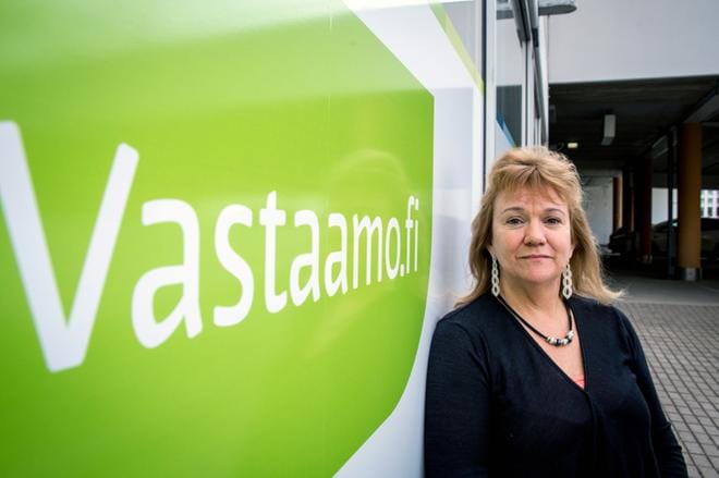 Tuija Tiainen on yksi Vastaamon yhdeksästä työntekijästä. Vastaamoita on ympäri Suomen ja yrityksen olisi tarkoitus työllistää vuoteen 2020 mennessä 400 psykoterapeuttia. Kuva: Paula Kaskimaa