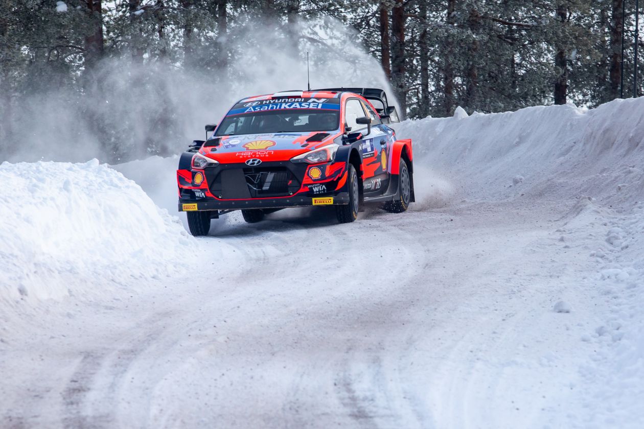Rovaniemen MM-ralli käynnistyi – Tänak nopein, Rovanperä virheestä huolimatta kolmantena