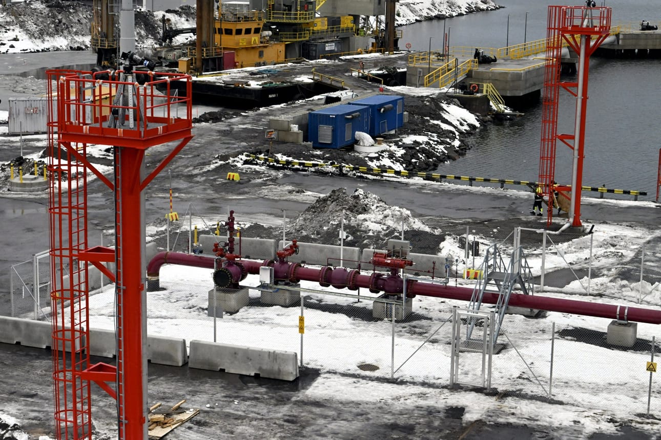 Nesteytettyä maakaasua kuljettava terminaalilaiva ankkuroidaan Inkoon satamaan. Terminaalilaiva turvaa erityisesti teollisuuden kaasun saantia. LEHTIKUVA / Jussi Nukari