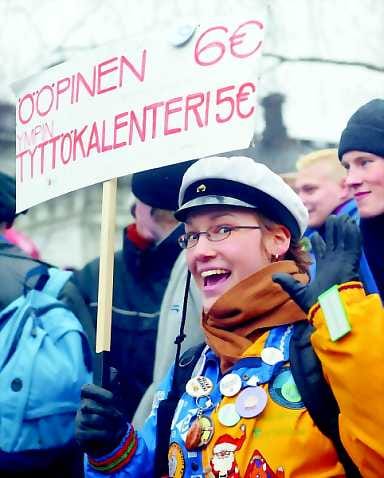 Ööpisiä kaupan . Saana Askola kauppasi Ööpisiä keskiviikkona Rauhalan kulmilla. Kauppa oli kuulemma käynyt hyvin ja moni ostaja halusi lehden viimevuotisen lukukokemuksen perusteella.