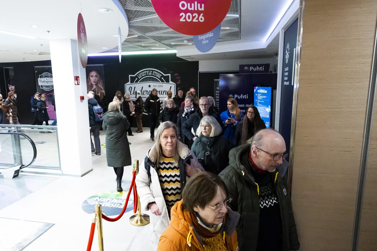 Fotografiska Tallinn -museon Ouluun tuomaan Play-näyttelyyn kauppakeskus Pekuriin oli keskiviikon avajaispäivän ensimmäisen tunnin aikana pitkä jono.