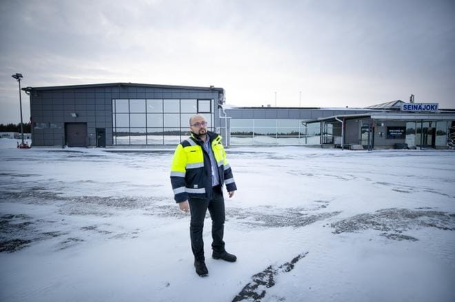 Seinäjoen lentoaseman päällikkö Rauli Lukkarila kertoo, että lääkärihelikopteritukikohdan suunnitelmat ovat jo pitkällä ja rakentaminen alkaa pian. KUVA: JAAKKO ELENIUS