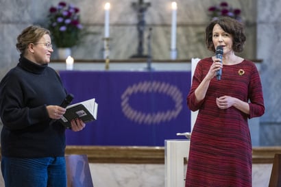 Jenni Haukio saapui kirjailijavierailulle Oulun tuomiokirkkoon – Yleisössä toivottiin Haukiosta jopa presidenttiä