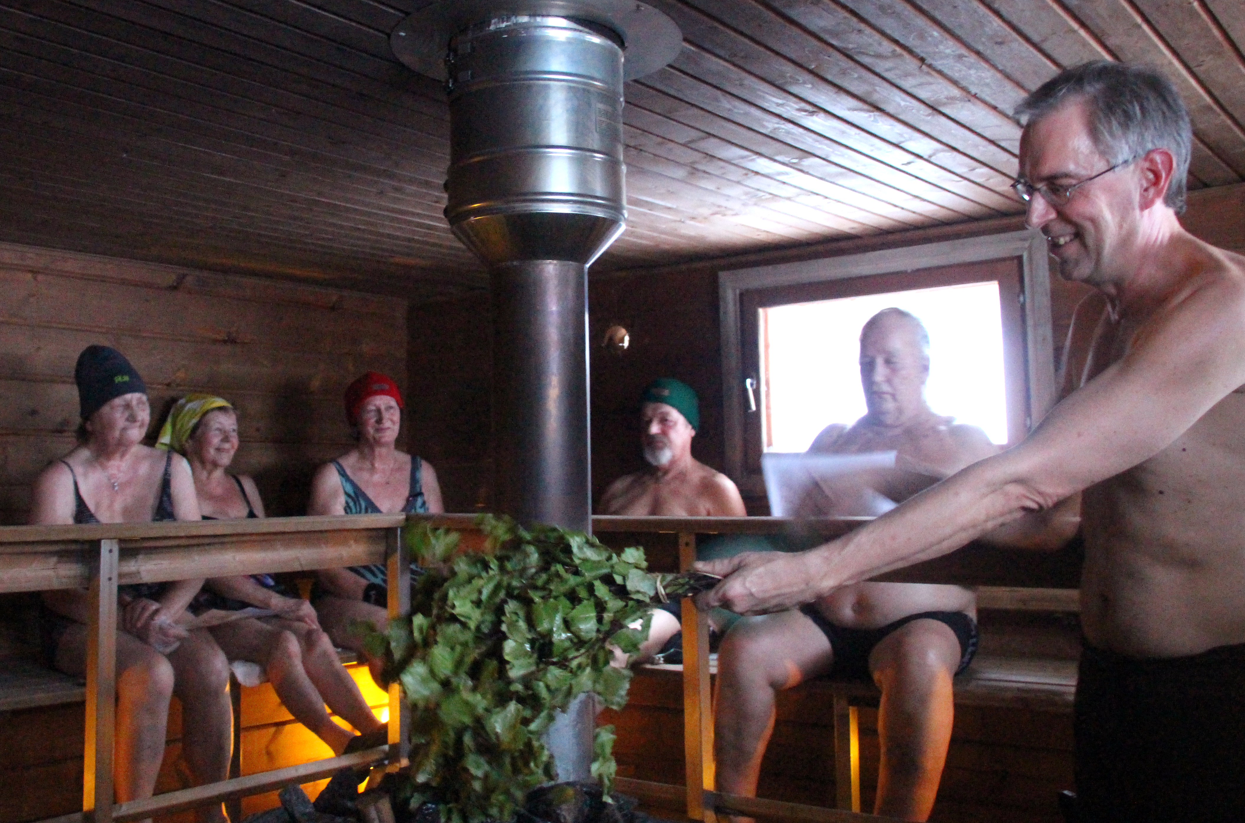 Vs.kirkkoherrana kevään jatkava Martti Arkkila avasi pienimuotoiset sauna- ja avantoseurat  sihauttaen vettä kiukaalle Isän, Pojan ja Pyhän Hengen nimeen. Avantoharrastajat Kyllikki Mankinen, Sirkka Varvikko, Eila ja Erkki Saaranen sekä Veli Varvikko osallistuivat mielellään astetta erikoisempaan seurakuntatapahtumaan.