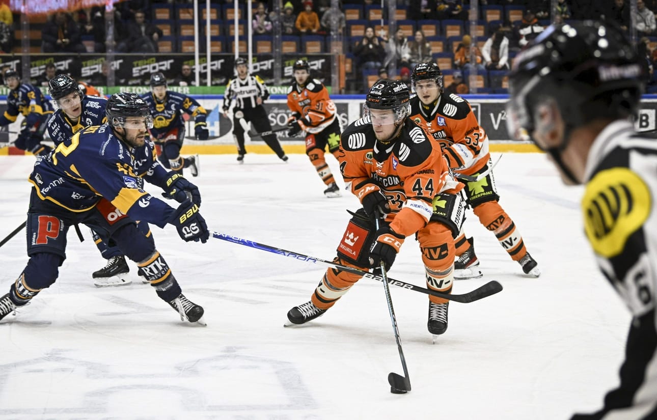 Lukon Matthew Abt ja HPK:n Julius Reini jääkiekon Liigan ottelussa Hämeenlinnassa joulukuussa 2022. LEHTIKUVA / EMMI KORHONEN