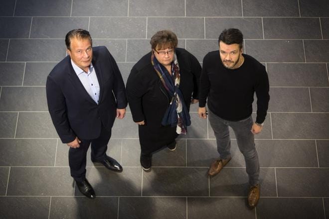 Vaasan kokoomuksen kaupunginvaltuutetut Kari Pastuhov, Anne-Marie Viinamäki ja Kai Luoma pettyivät sairaalaskandaalin vuoksi kokoomuksen puheenjohtajaan Petteri Orpoon, kokoomuksen ministereihin ja kansanedustajiin. – Helsingissä ei ymmärretä karttaharjoitusten seurauksia. Pelkään potilaiden turvallisuuden puolesta, Viinamäki sanoo. KUVA: JARNO PELLINEN