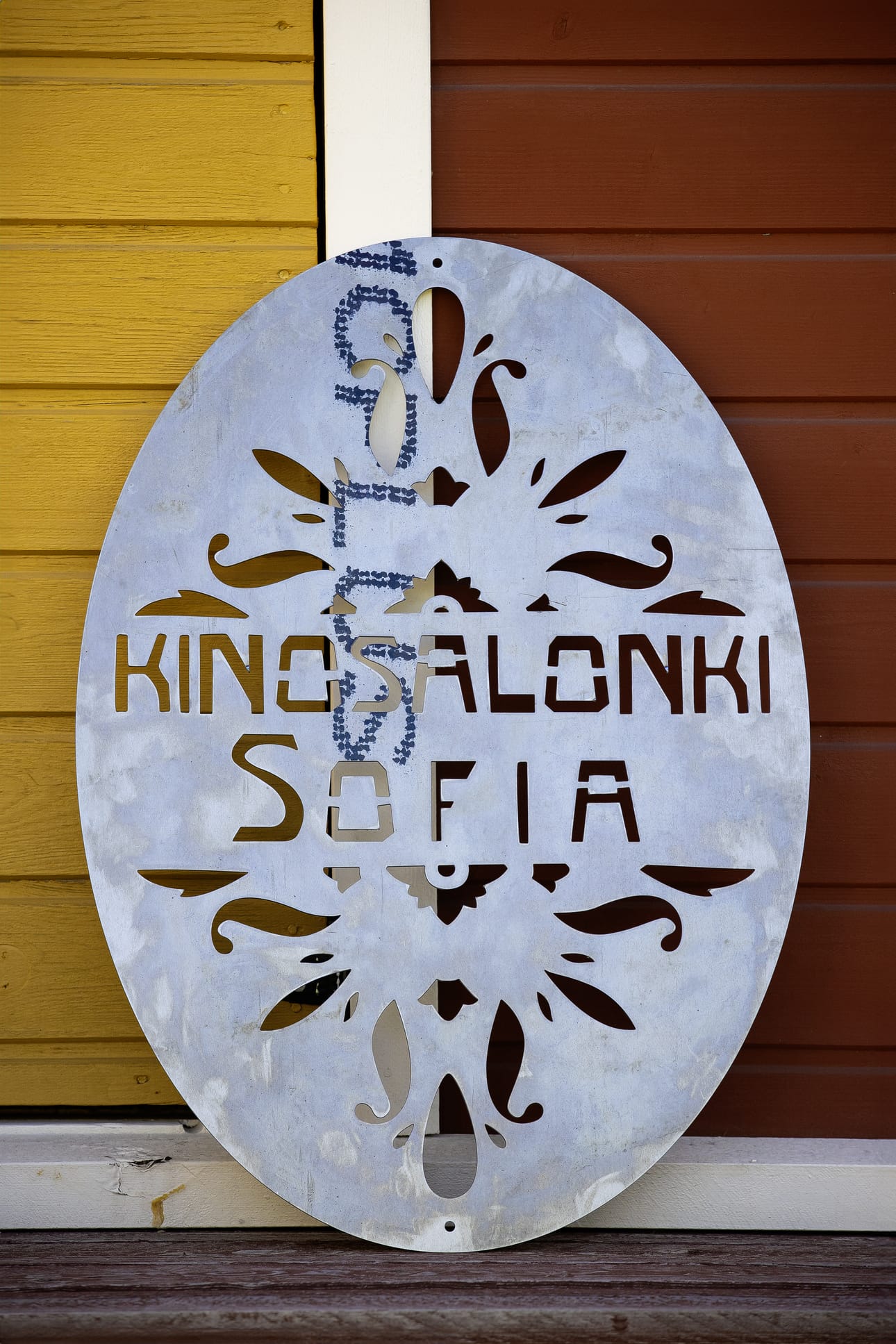 Kinosalonki Sofian kyltti odottaa ripustusta kesäkuussa 2024.