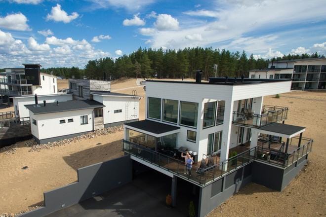 Kalajoen Hiekkasärkkien matkailukeskuksen loma-asuntoalueella on merkittävä määrä myös vakituisia asukkaita. Kalajoki haluaa ottaa näistä asukkaista enemmän irti. KUVA: VESA RÖNTY