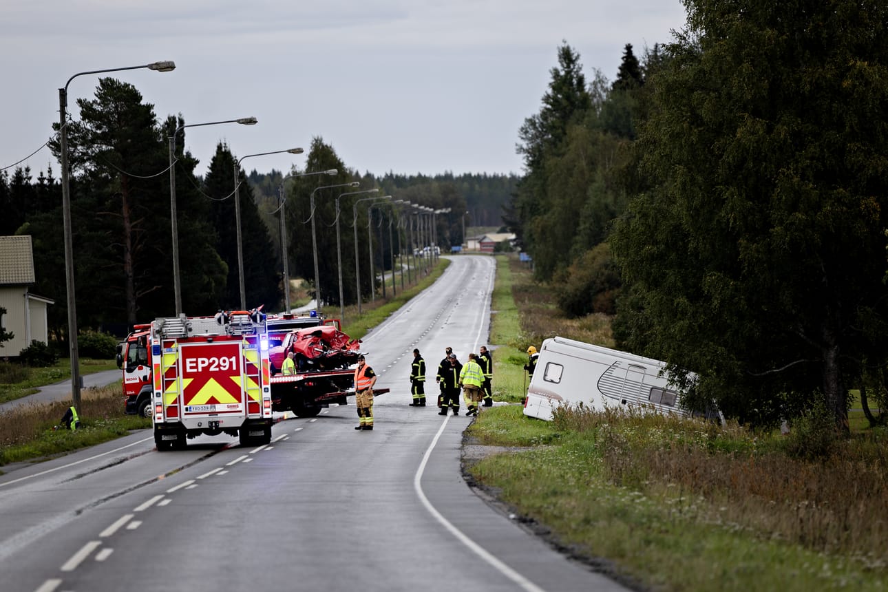 Lapualla tapahtui kolmen ajoneuvon liikenneonnettomuus, jossa yksi henkilö menehtyi ja neljä loukkaantui. Onnettomuuspaikkaa raivattiin alkuillasta.