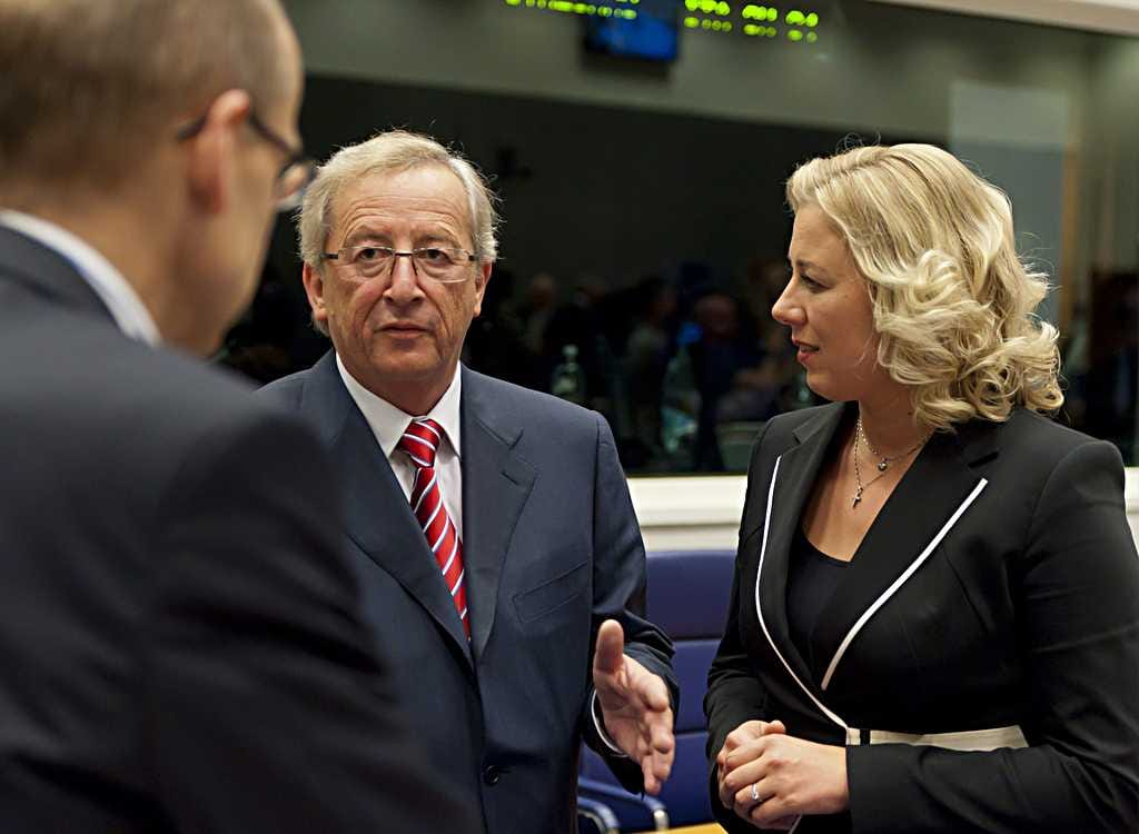 Jutta Urpilainen Luxemburgin pääministerin ja Euro-ryhmän johtajan Jean-Claude Junckerin kanssa.