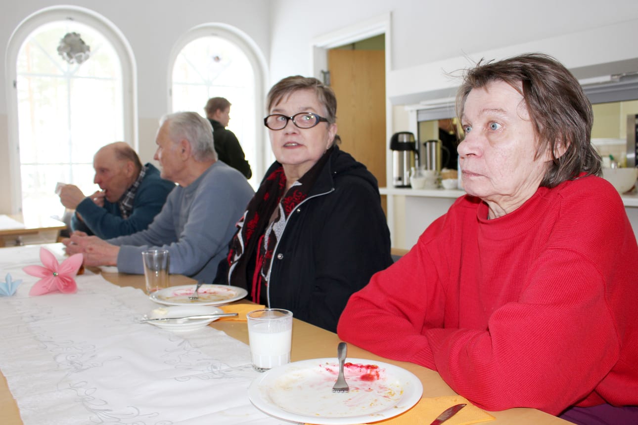 Maritta Pietilä (edessä) ja Anna-Liisa Säkkinen ovat vakituisia torstaisyöjiä.