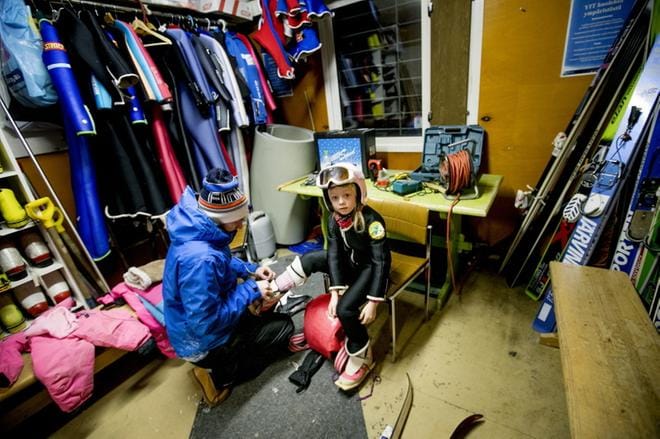 Lapualainen Iida Ylimäki valmistautuu hyppäämään Joupiskalla. Valmistautumisessa auttaa Lauri Ala-Talkkari. KUVAT: JAAKKO ELENIUS
