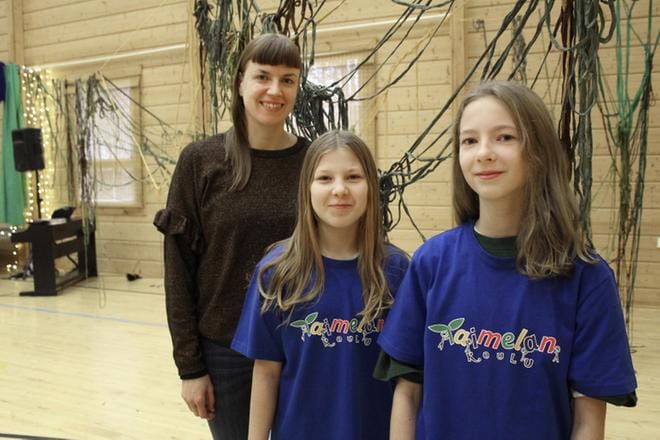 Taimelan koulun oppilaat Elsa Karttunen (oikealla) ja Milka Leppäkangas sekä tanssitaiteilija Elina Hauta-aho, olivat torstaina valmistautumassa nuorisoseuralla perjantain juhliin. Kuvat: Reijo Heikkilä