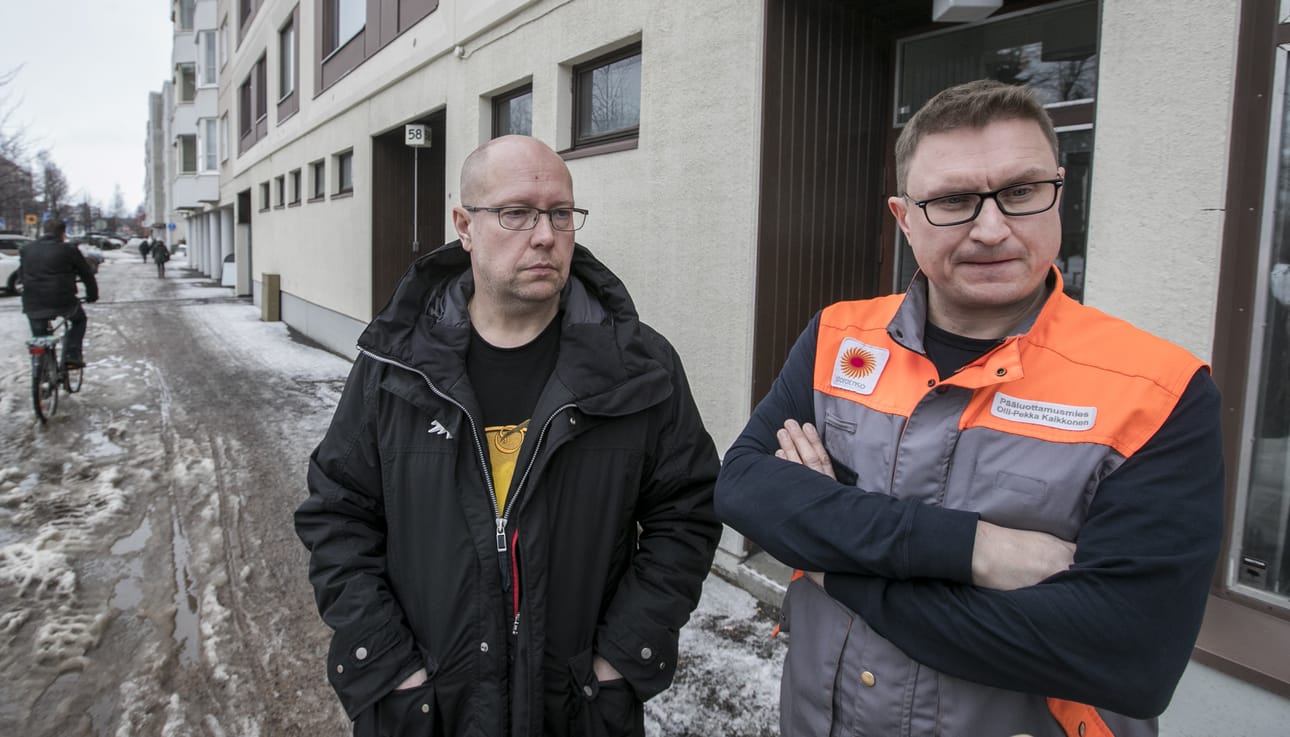 Ammattiosaston puheenjohtaja Ari Itämies ja pääluottamusmies Olli-Pekka Kaikkonen kertoivat henkilöstön vastatoimista tuoreeltaan Paperiliiton ammattiosaston toimitilan Nuottatuvan ovella Heinäpäässä.