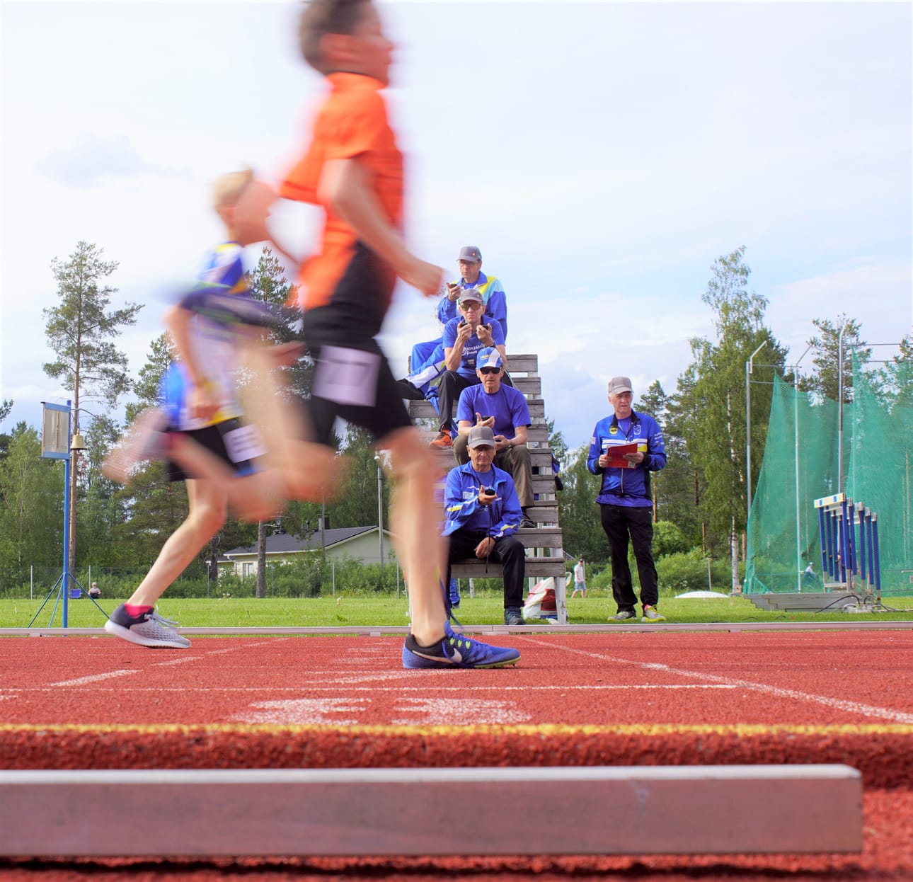 Vaikka ajat otetaan sähköisesti, on Pohjantähti-Gamesin vakiomiehitys niitä varmistamassa käsikäyttöisillä kelloilla.