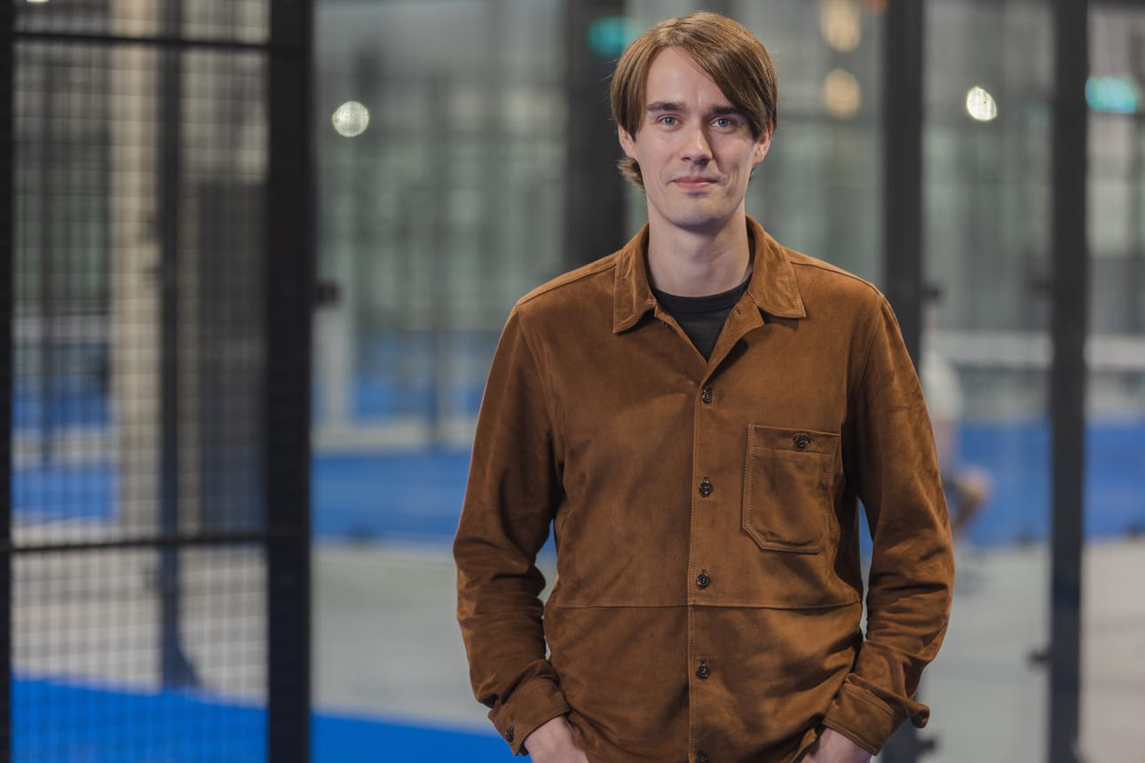 Mustasaarelaislähtöinen Tampereelle asettunut Eetu Rahkola rikastui yrityskaupoilla viime vuonna tuntuvasti. Sepänkylästä maailmalle lähtenyt mies sanoo edelleen kannattavansa Sportia.