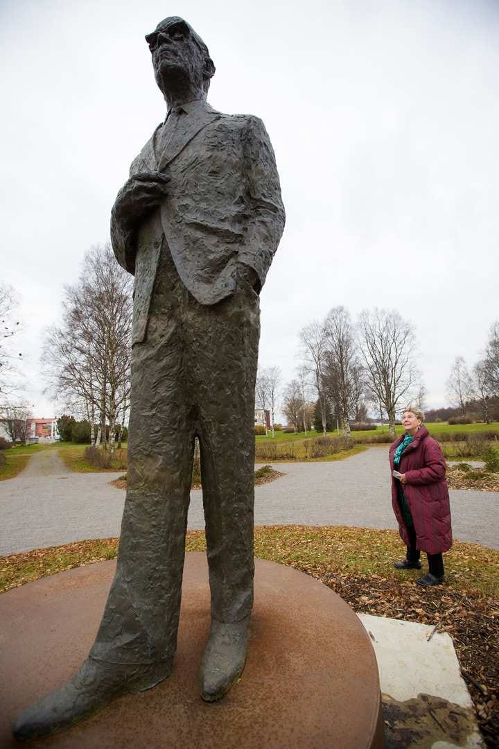 –Vähän lököttävät housut ja oikean jalan asento ojentuu kuin baletissa. Silmälasit ovat hyvät, Tyrkkö arvioi patsasta.