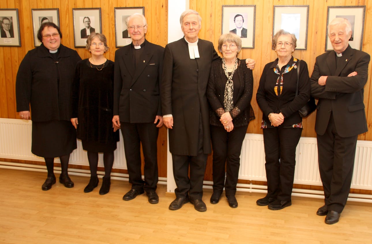 Rantsilan kirkon kirkkoherrojen muotokuvien edessä yhteiskuvassa kirkkoherra Merja Jyrkkä, ruustinna Esteri Kopperoinen, rovasti Pentti Kopperoinen, rovasti Hannu Lauriala, ruustinna Anja Lauriala, ruustinna Aila Simojoki ja rovasti Väinö Simojoki. Simojoki ei ole ollut synnyinpitäjässä Rantsilassa pappina, mutta hänen sukuaan Simojoki-Simeliuksia edustaneita on ollut viisi Rantsilan papeista.