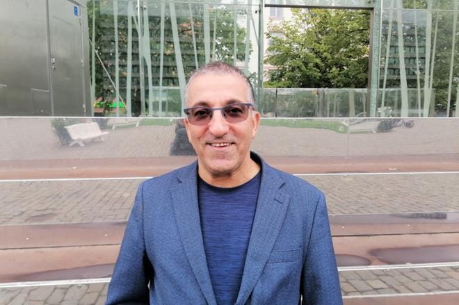 Vaasassa viikonloppuna vieraillut Majid ”Matti ”Hakki muisteli kauppatorilla ensikäyntiään siellä 1990-luvulla. – Oli pitkäperjantai ja tori oli täysin aitio. Ensimmäinen ajatukseni oli, että Suomessa on tapahtunut vallankumous. Pääsiäisestä en tiennyt mitään. KUVA: ANNA-LEENA EKROOS