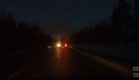 Auto törmää kovalla vauhdilla poroon Pudasjärvellä