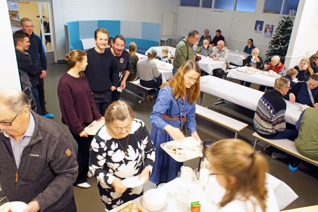 Peijaiskäristyksen päälle tarjotut täytekakkukahvit päättivät juhlan.