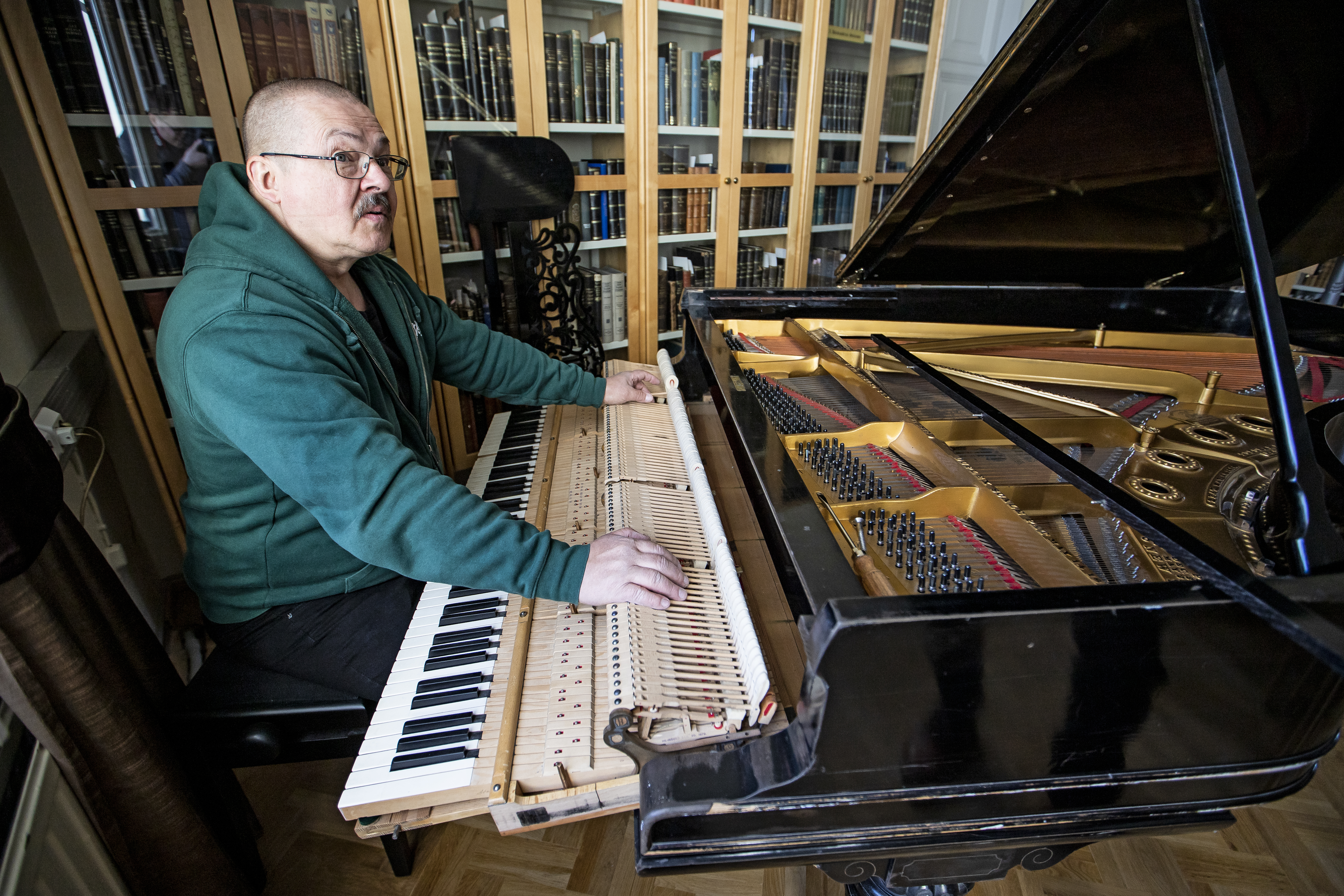 Matti Kyllönen meni vuonna 1979 Fazerin pianotehtaalle oppiin. Sen jälkeen hän on kerryttänyt tietämystään omien sanojensa mukaan kaikissa mahdollisissa paikoissa ja kaikissa mahdollisissa opeissa.