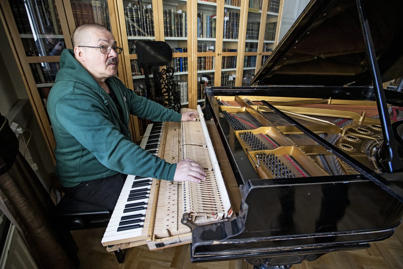 Matti Kyllönen meni vuonna 1979 Fazerin pianotehtaalle oppiin. Sen jälkeen hän on kerryttänyt tietämystään omien sanojensa mukaan kaikissa mahdollisissa paikoissa ja kaikissa mahdollisissa opeissa.